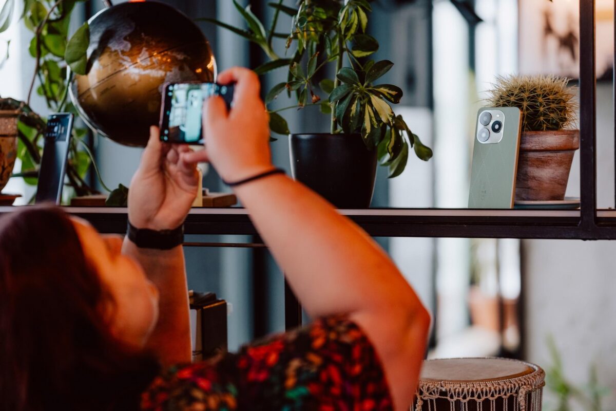 Uczestniczka premiery fotografuje smartfon Tecno Spark 20 na ekspozycji