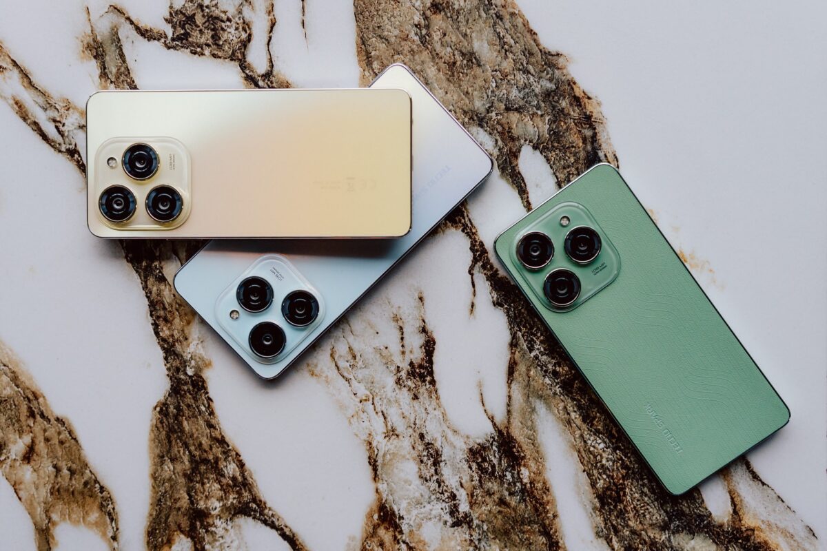 Trzy kolory smartfona Tecno Spark 20 zaprezentowane na premierze produktu