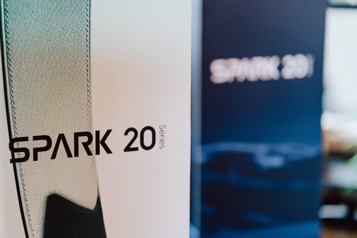 Opakowanie serii smartfonów Tecno Spark 20 prezentowane na premierze w Warszawie