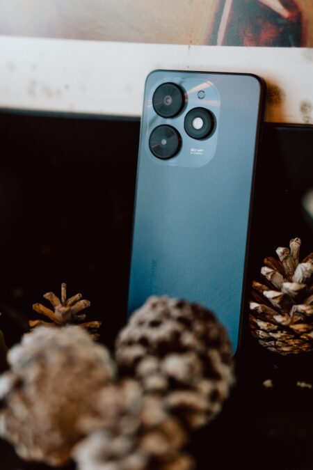 Smartfon Tecno Spark 20 w scenografii klubu SEN