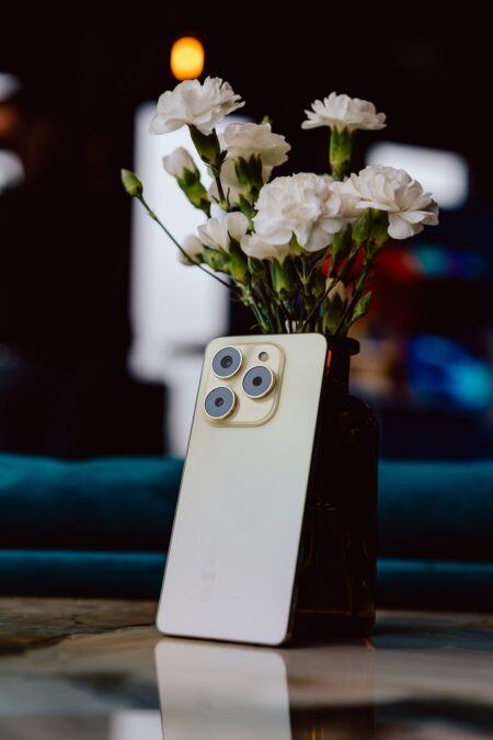 Smartfon Tecno Spark 20 przy wazonie z kwiatami podczas premiery w klubie SEN