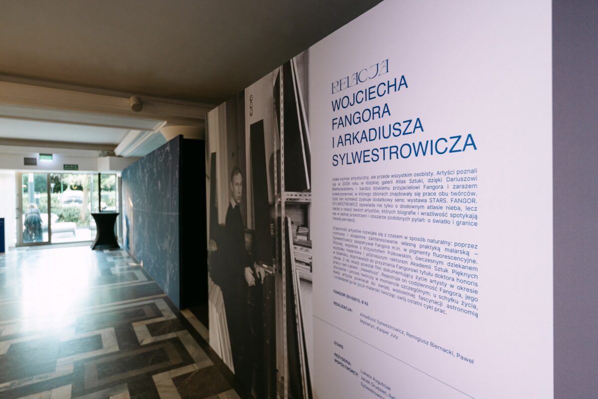 Panel wprowadzający wystawę STARS. FANGOR. SYLWESTROWICZ. w Warszawie