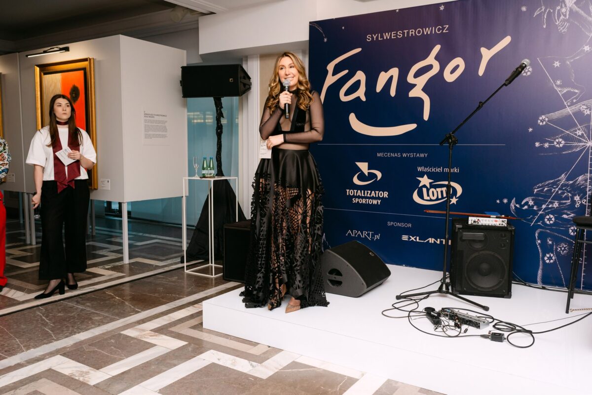 Otwarcie wernisażu STARS. FANGOR. SYLWESTROWICZ. - przemówienie na tle ścianki wystawy