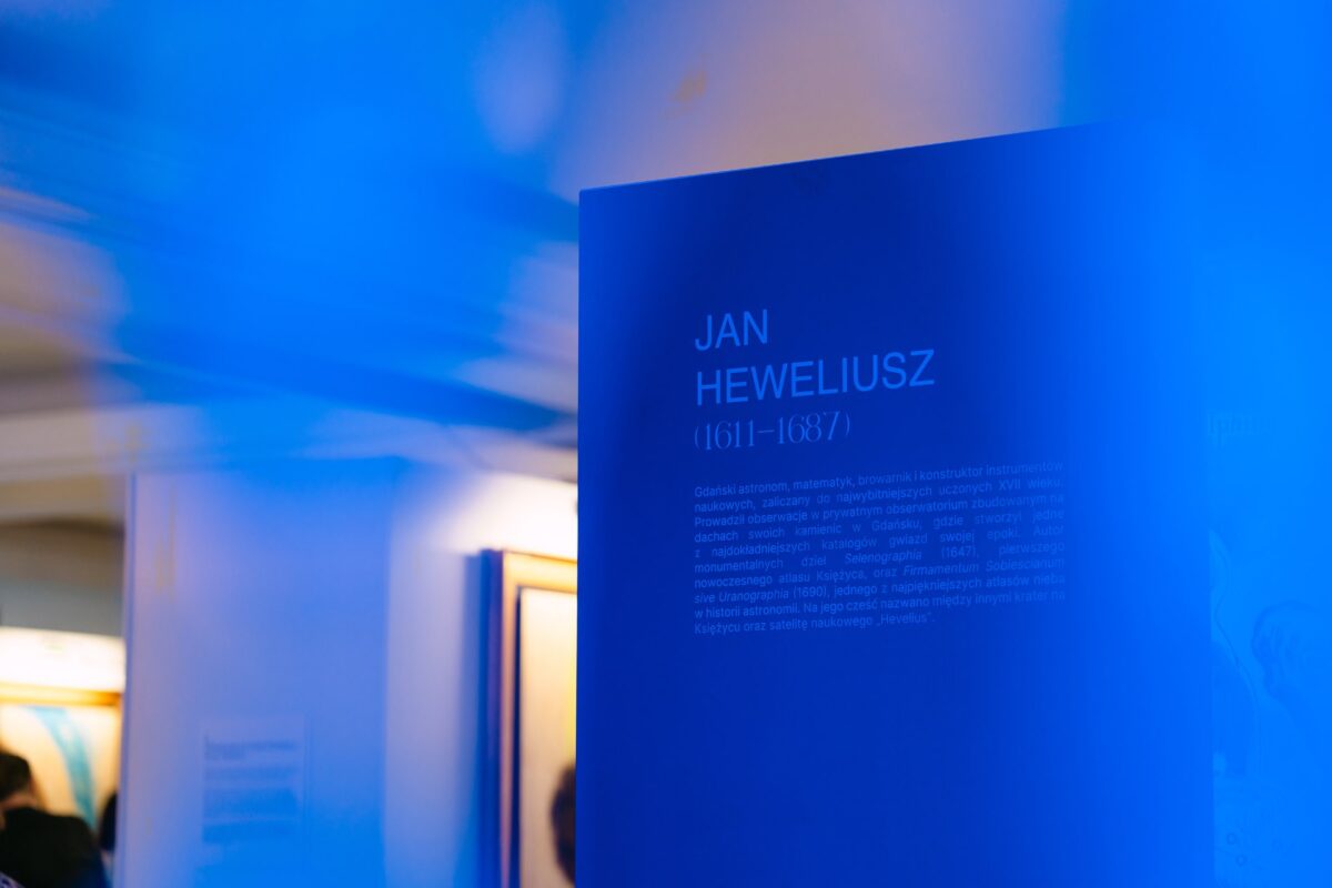 Tabliczka biograficzna Jana Heweliusza na wystawie STARS. FANGOR. SYLWESTROWICZ.