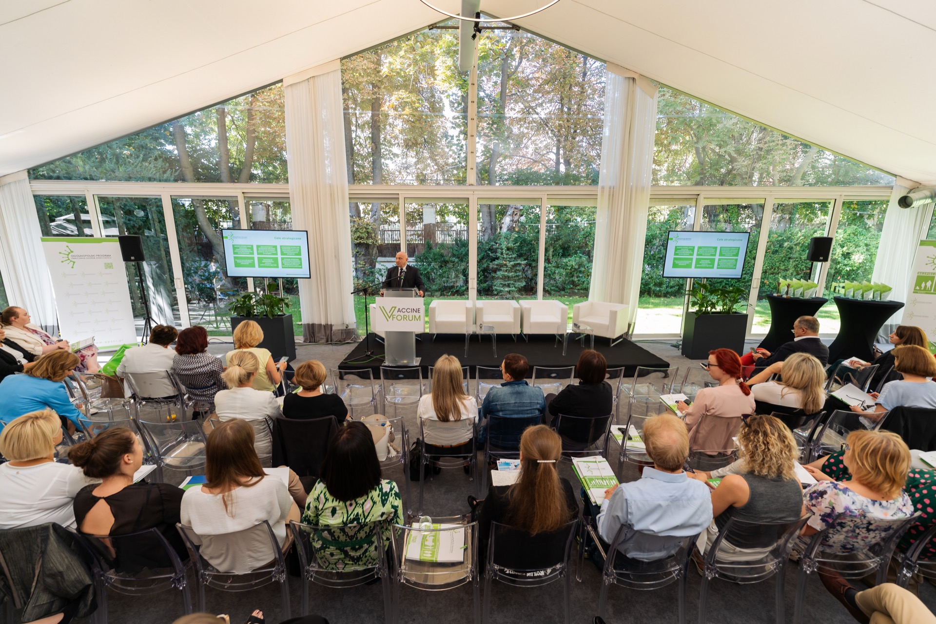 Sala konferencyjna Villi Foksal podczas Vaccine Forum 2023, widok z góry na scenę, ekrany i pełną widownię