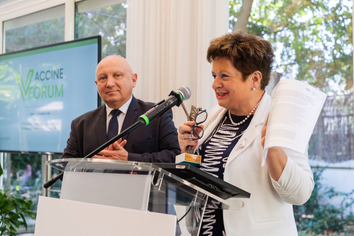 Roześmiana laureatka odbiera nagrodę na scenie Vaccine Forum 2023