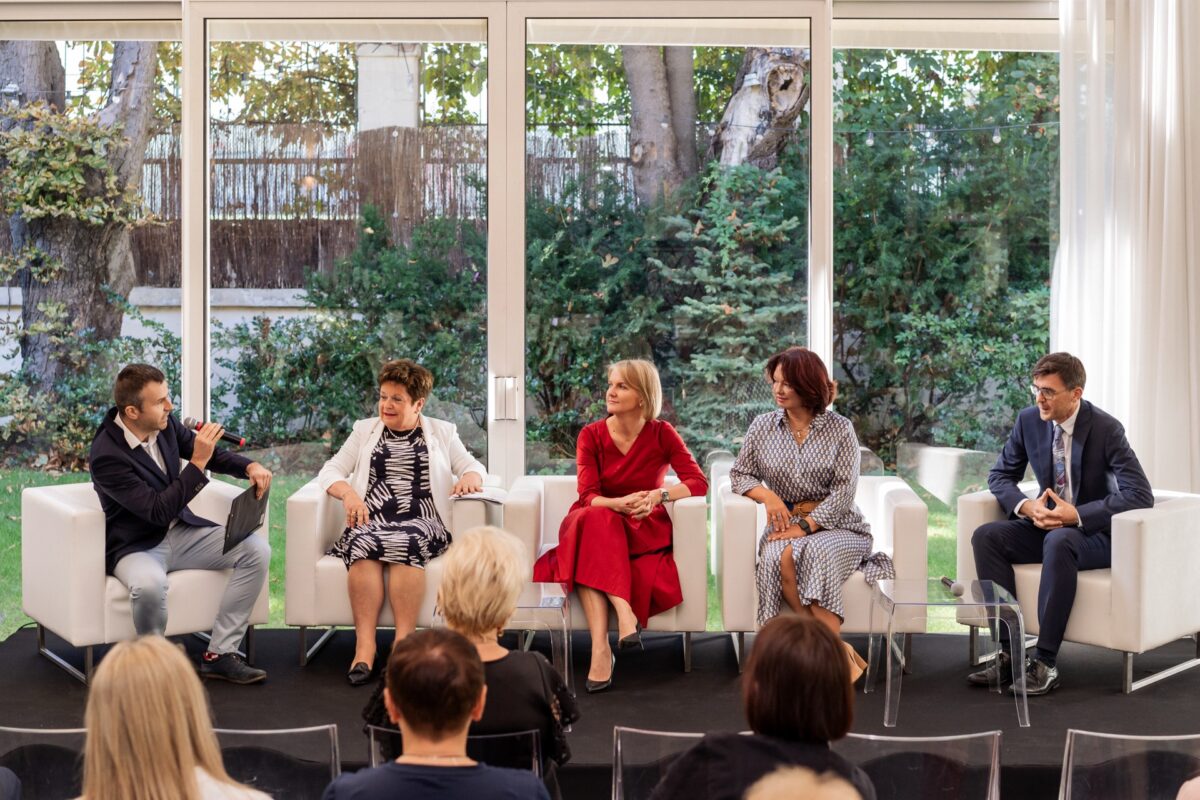 Pięcioro panelistów podczas debaty Vaccine Forum 2023
