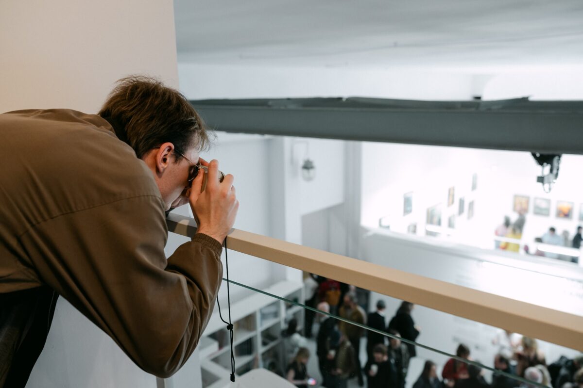 Gość fotografujący wnętrze z antresoli Instytutu Fotografii Fort