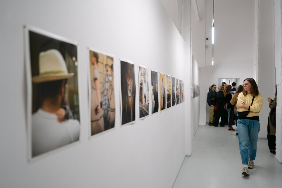 Korytarz galerii z pracami wystawy w Instytucie Fotografii Fort
