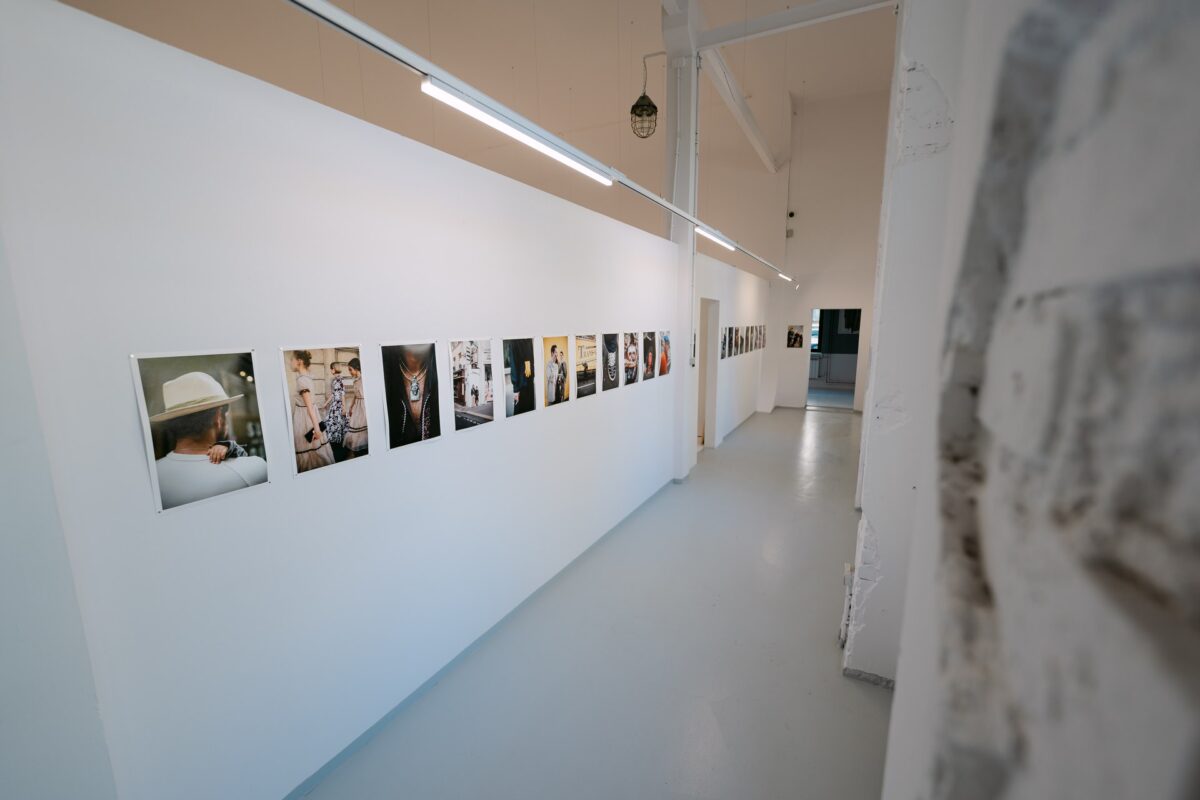 Korytarz galerii w nowej siedzibie Instytutu Fotografii Fort