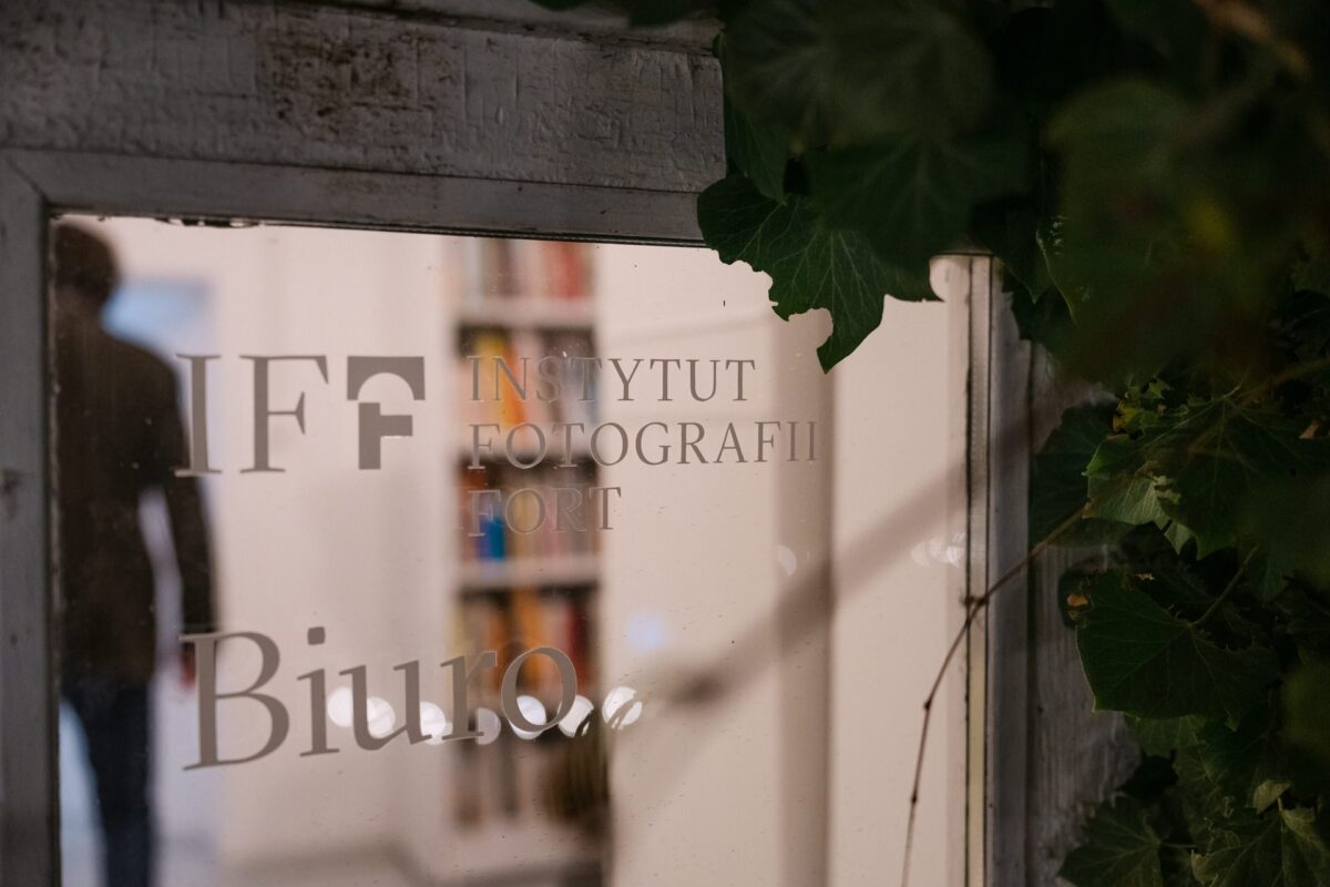 Logo Instytutu Fotografii Fort na szklanych drzwiach nowej siedziby