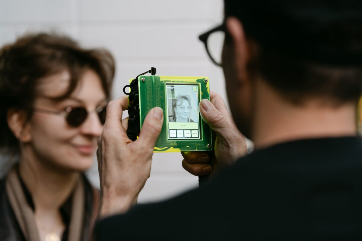 Gość z niecodziennym aparatem podczas otwarcia Instytutu Fotografii Fort