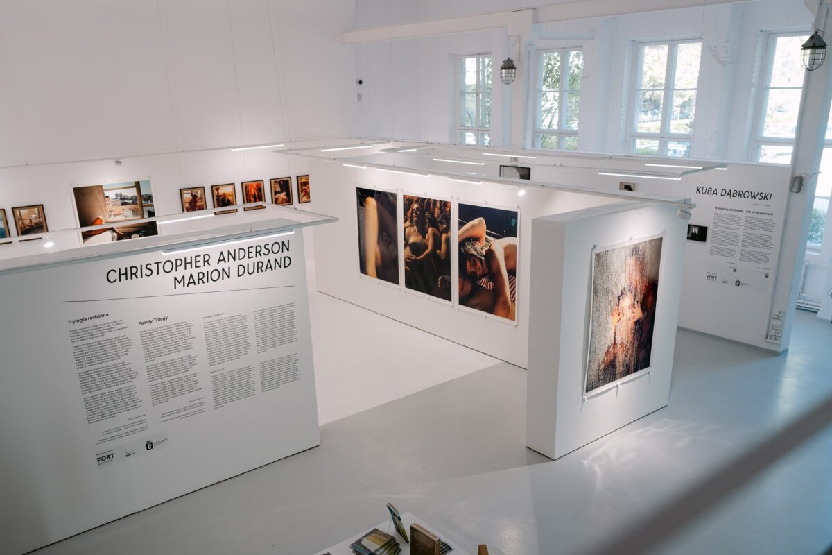 Sala wystawowa z instalacją fotografii w Instytucie Fotografii Fort