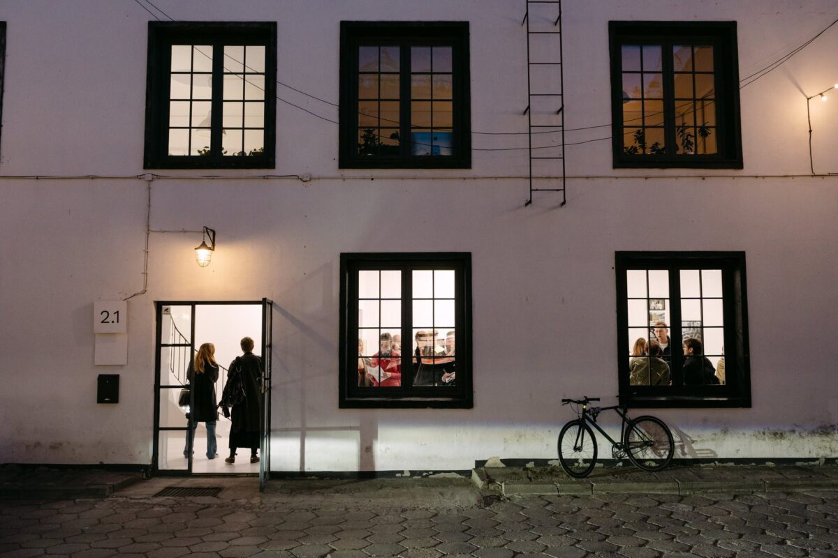 Wejście do nowej siedziby Instytutu Fotografii Fort o zmierzchu