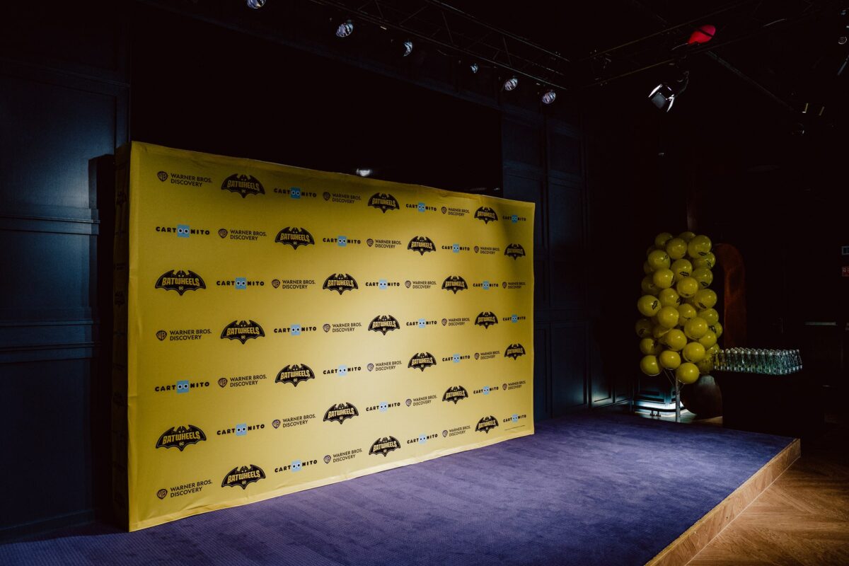 Ścianka sponsorska Batwheels, Cartoonito i Warner Bros. Discovery na scenie KinoGram