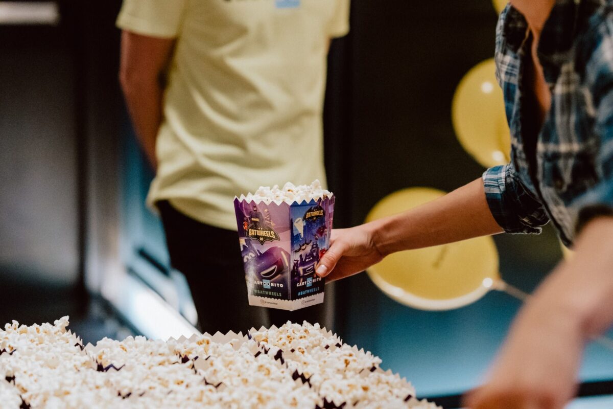 Wydawanie popcornu w pudełkach Batwheels podczas przedpremiery w KinoGram