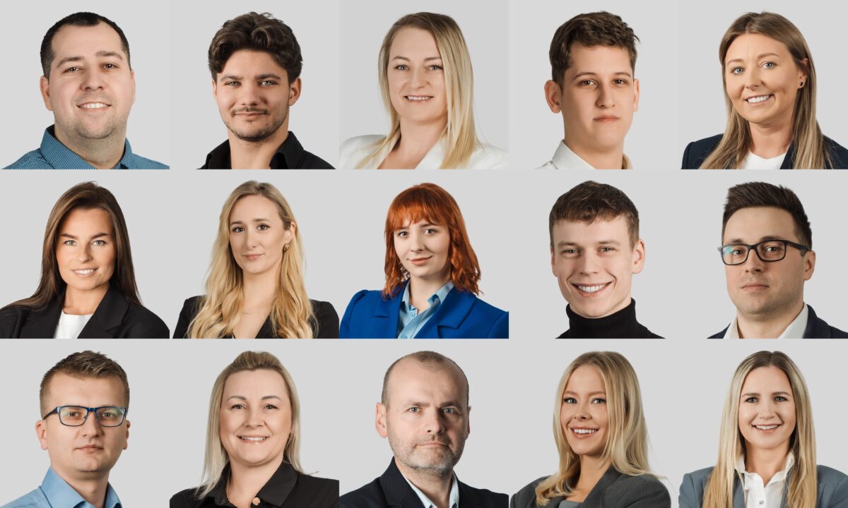 Piętnastu profesjonalistów pozujących do indywidualnych zdjęć portretowych, które nadają się do portfolio fotografii eventowej.