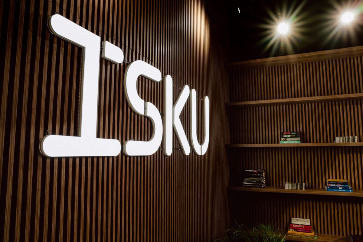 Logo ISKU na ścianie z drewnianych listew w warszawskim showroomie marki