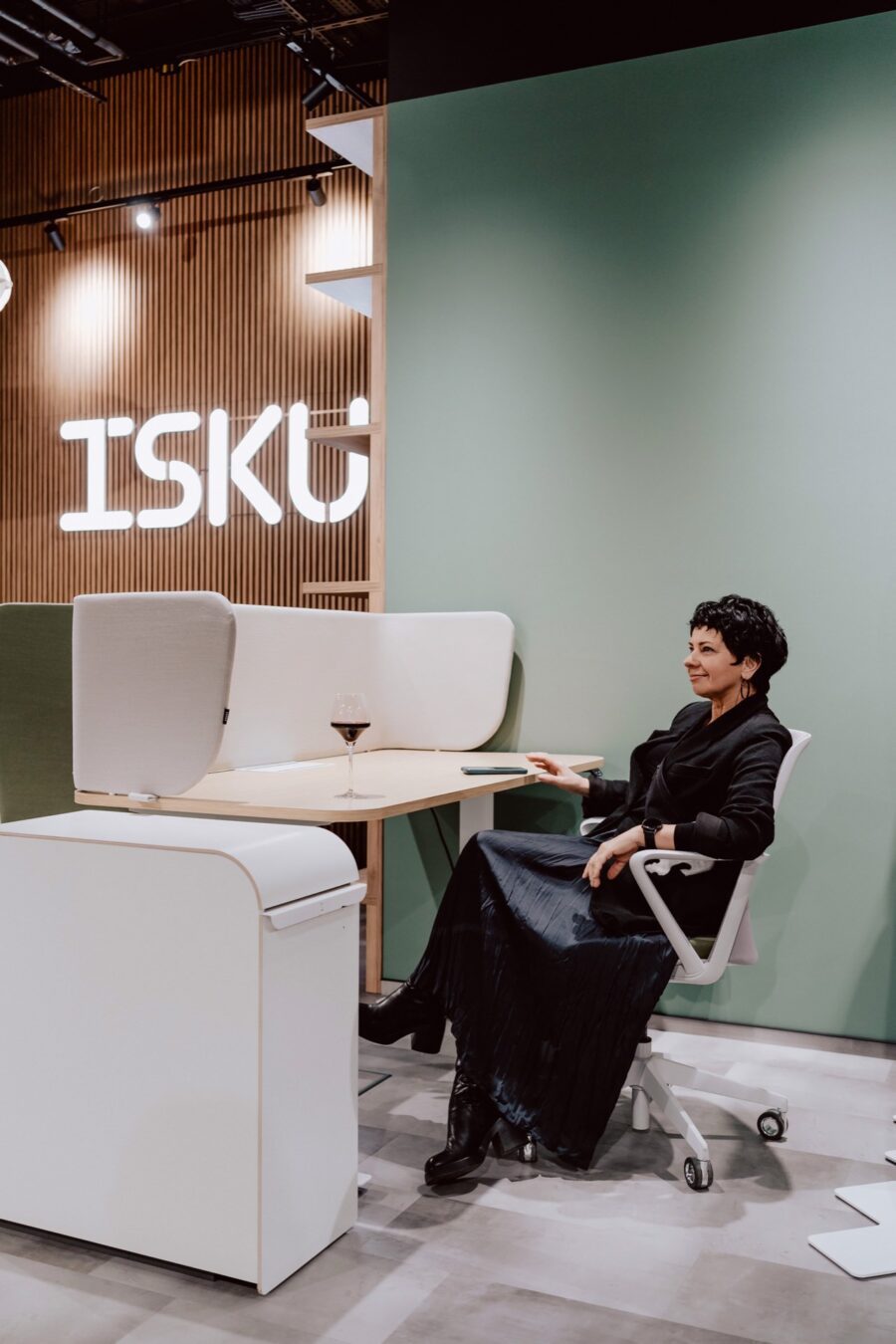 Uczestniczka wydarzenia przy stanowisku pracy z osłoną akustyczną ISKU