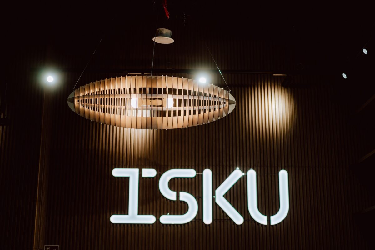 Lampa z drewnianych lameli i logo ISKU na ścianie showroomu