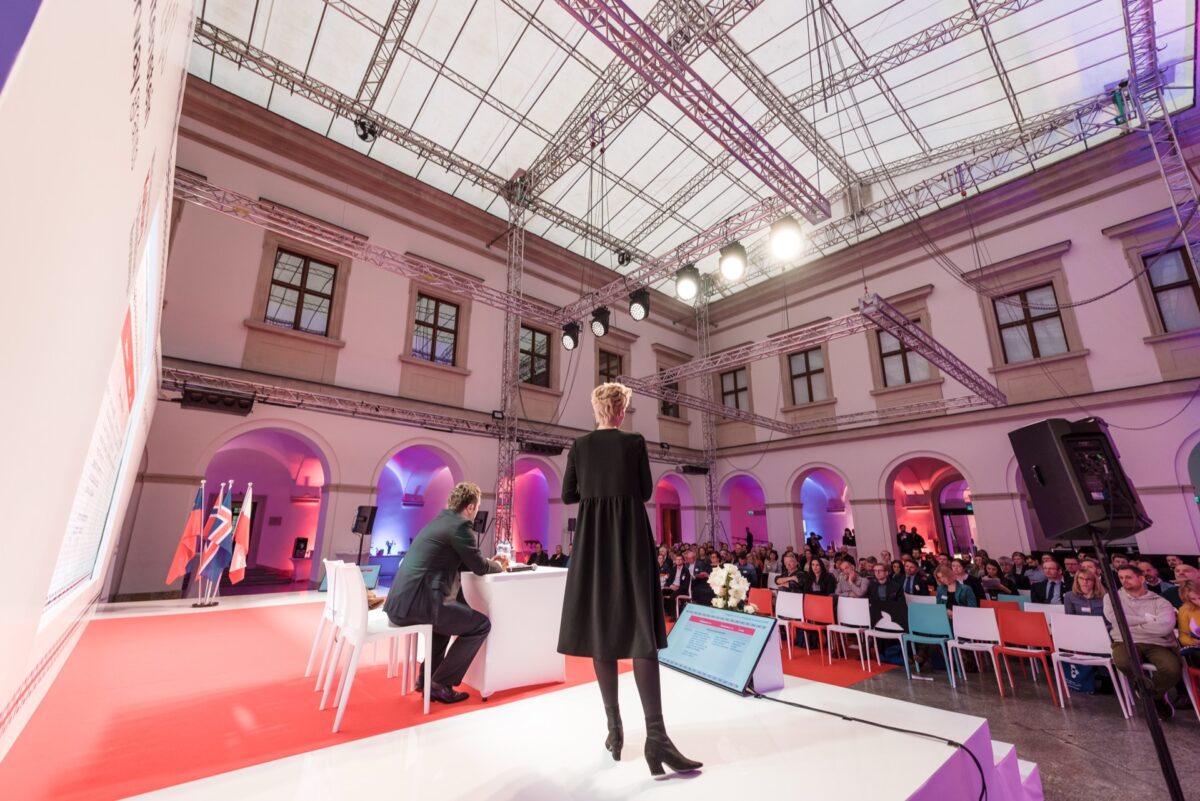 Sesja plenarna konferencji na krytym dziedzińcu Zamku Ujazdowskiego