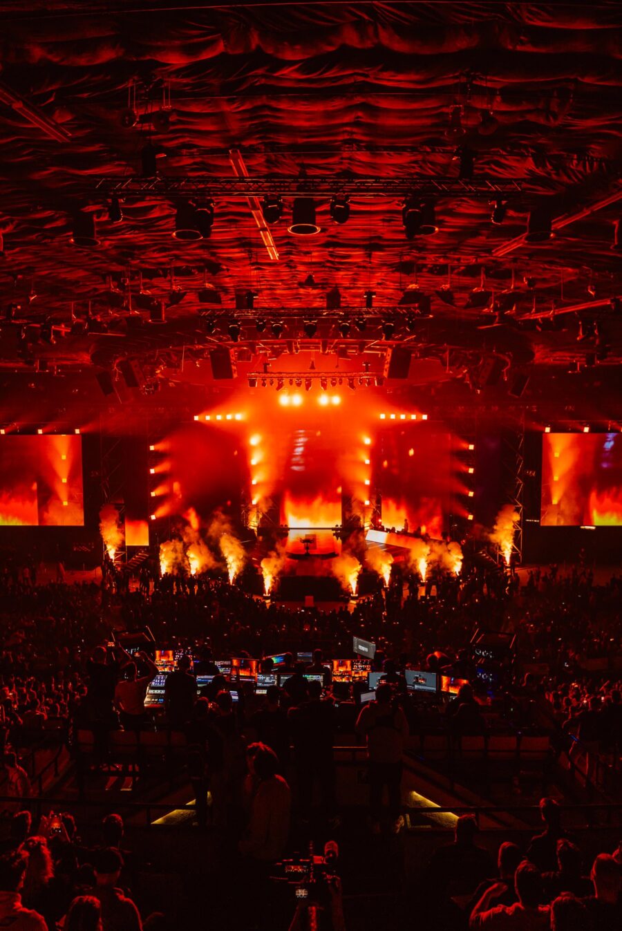 Arena Spodka zalana czerwonym światłem nad sceną i widownią, IEM Katowice 2024