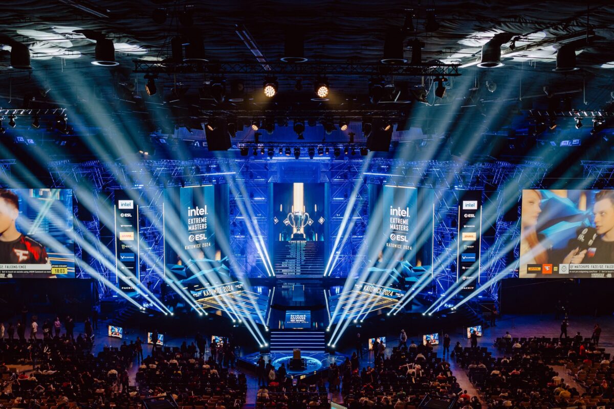 Symetryczne wiązki świateł nad sceną z pucharem, IEM Katowice 2024