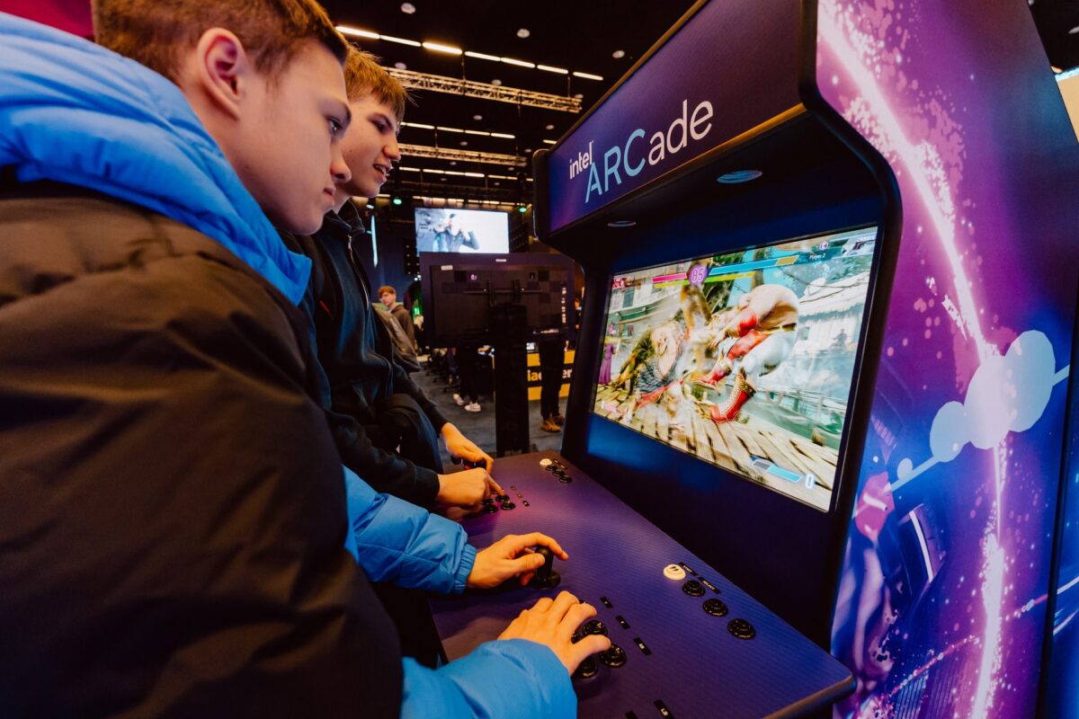 Gracze przy automacie Intel ARCade w hali Expo IEM Katowice 2024