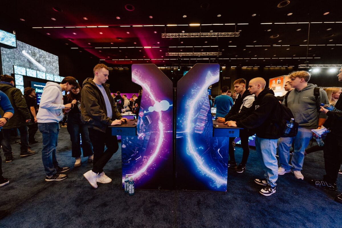 Automaty arcade w hali targowej z kolejką zwiedzających, IEM Katowice 2024