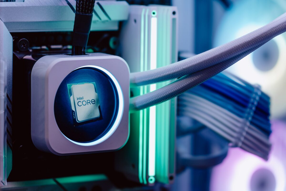 Detal chłodzenia wodnego z logo Intel Core w komputerze, IEM Katowice 2024