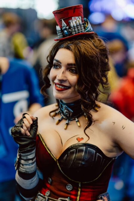 Cosplayerka w kostiumie Mad Moxxi w hali targowej, IEM Katowice 2024