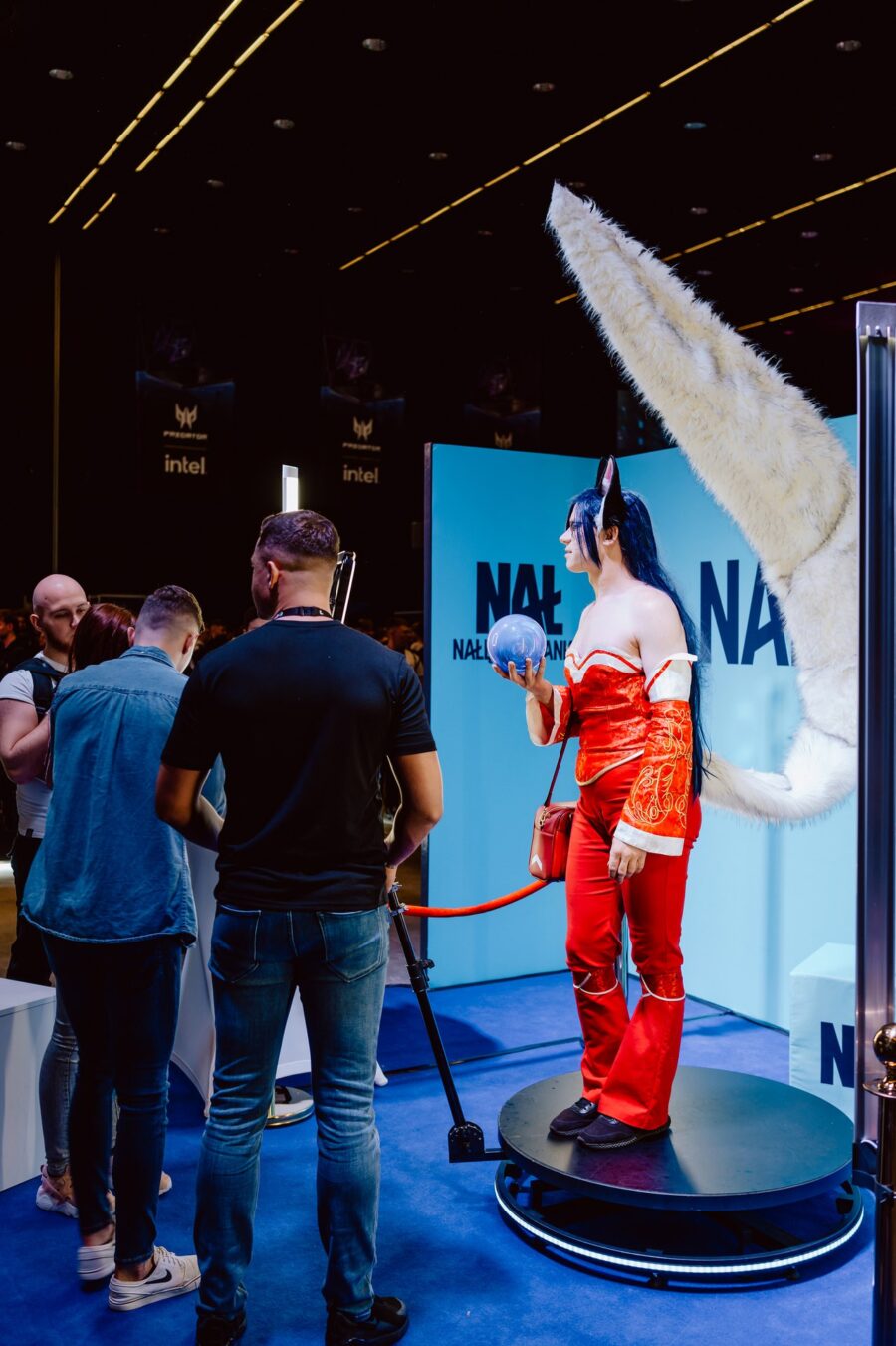 Cosplayerka pozuje na obrotowej platformie do nagrań 360 na stoisku, IEM Katowice 2024