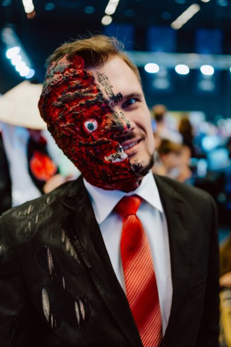 Cosplay Two-Face z charakteryzacją połowy twarzy, IEM Katowice 2024