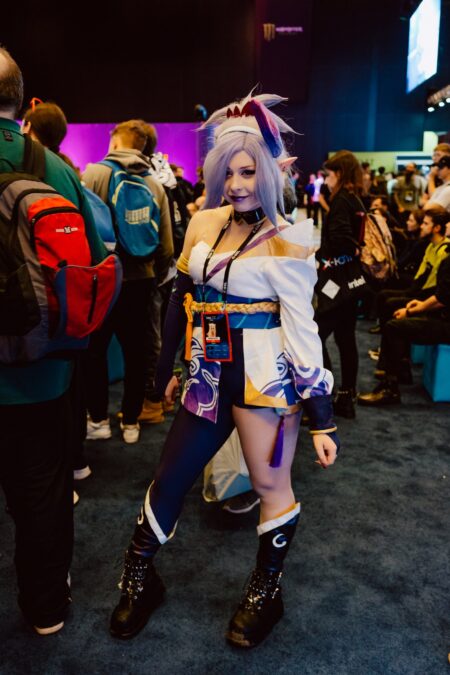 Cosplayerka w pełnym kostiumie idzie przez halę targową, IEM Katowice 2024