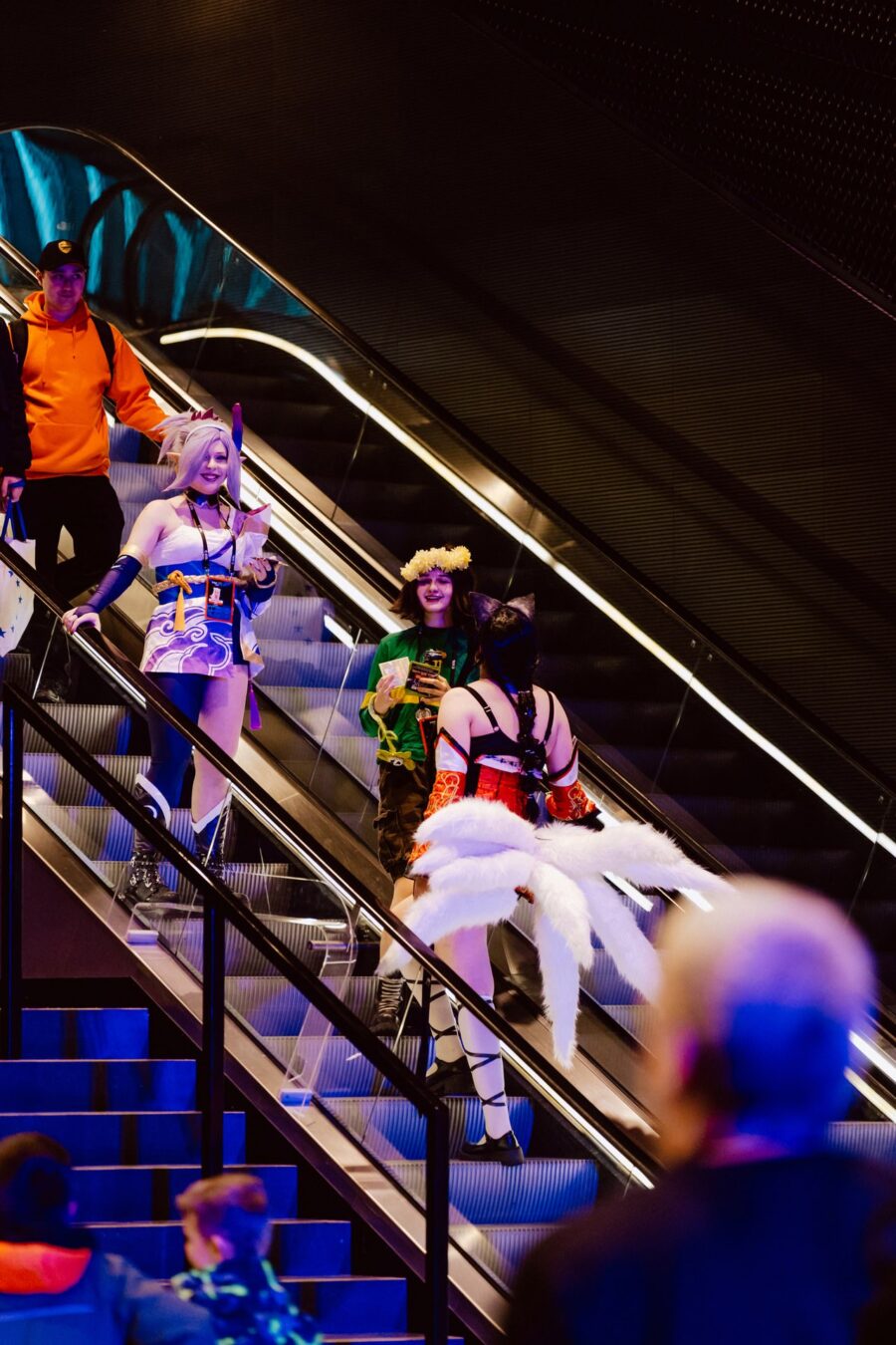 Cosplayerzy zjeżdżający ruchomymi schodami do areny, IEM Katowice 2024
