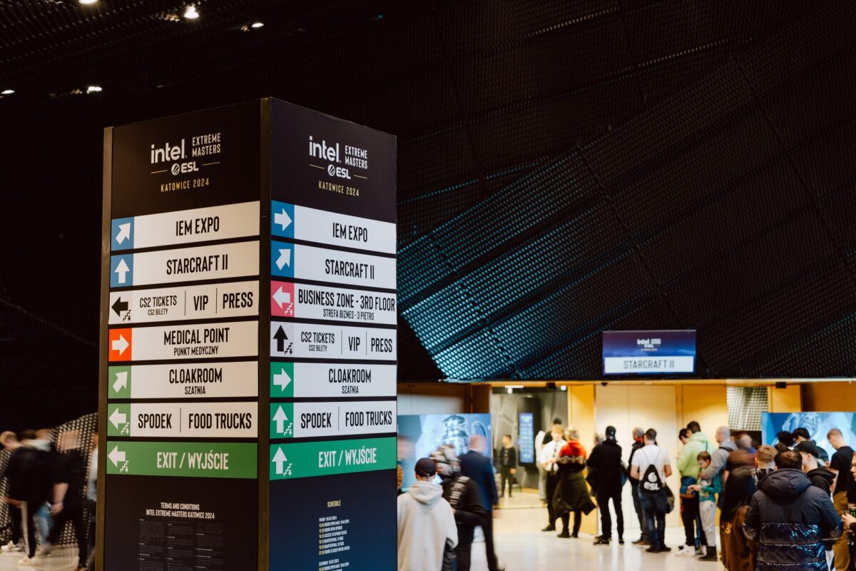 Drogowskaz do stref IEM Expo, Spodka i food trucków przy wejściu do hali, IEM Katowice 2024