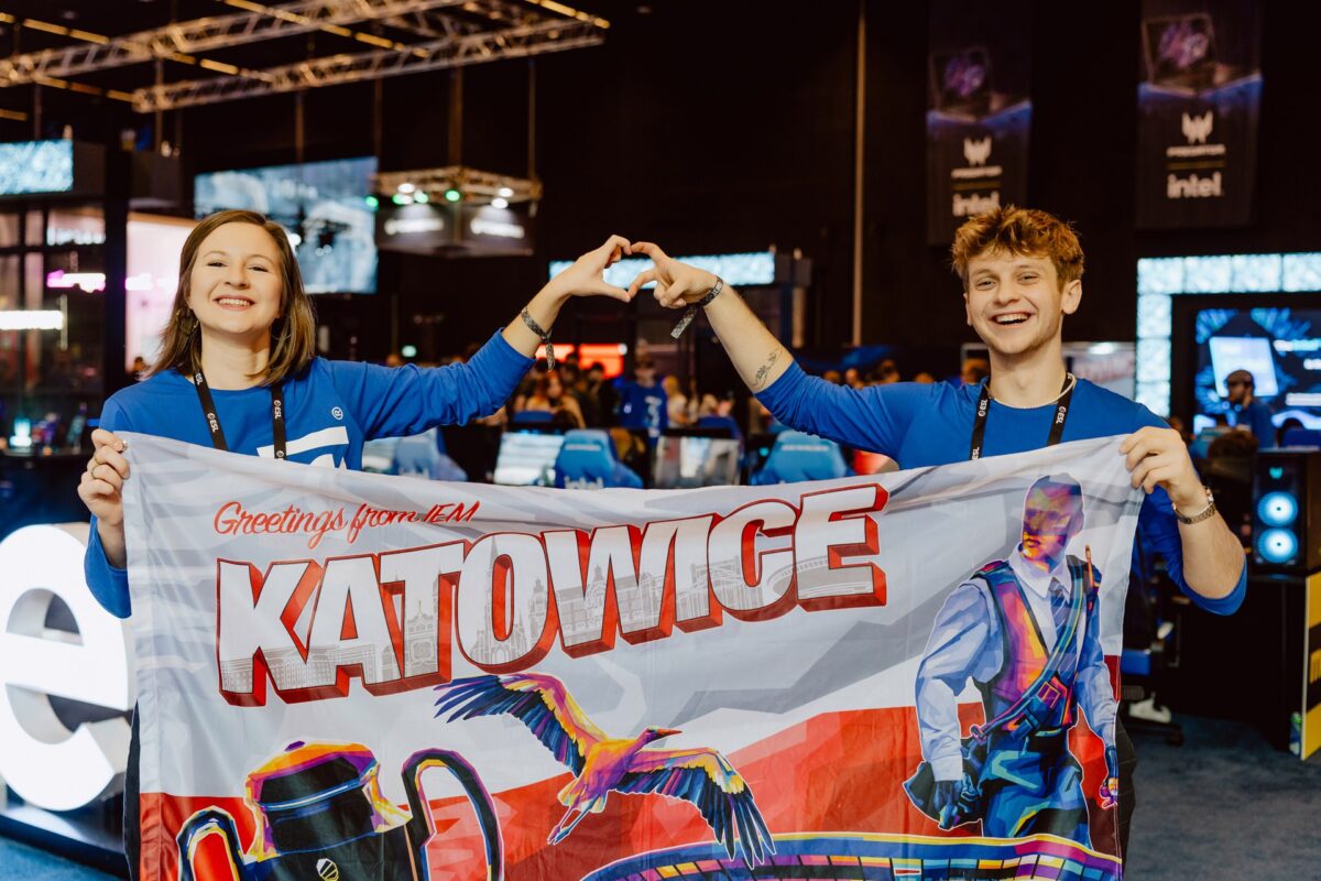 Ekipa Intel z flagą Greetings from Katowice w hali Expo, IEM Katowice 2024