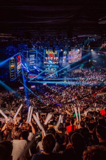 Ekran Winner nad sceną i wiwatujące trybuny, pionowo, IEM Katowice 2024
