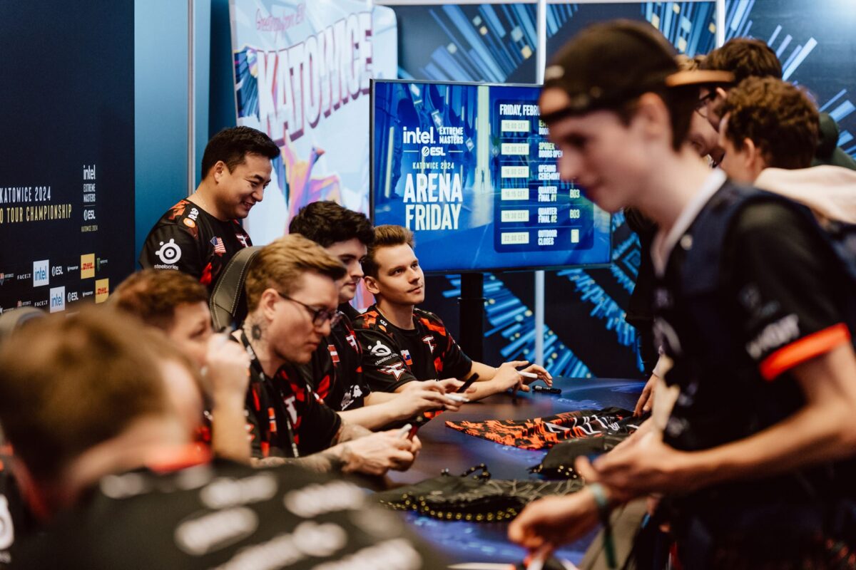 Drużyna FaZe rozdaje autografy fanom w strefie signing, IEM Katowice 2024