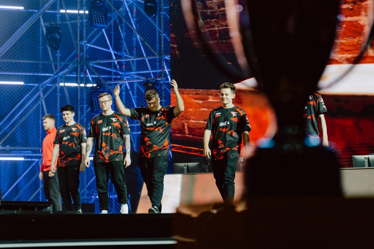 Drużyna FaZe Clan wychodzi na scenę finału IEM Katowice 2024