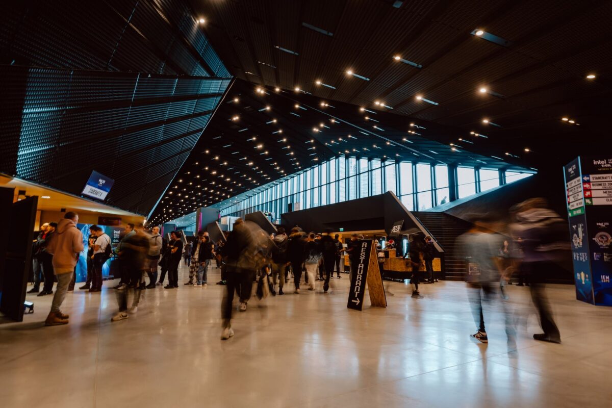 Ruch zwiedzających w foyer MCK, długi czas naświetlania, IEM Katowice 2024