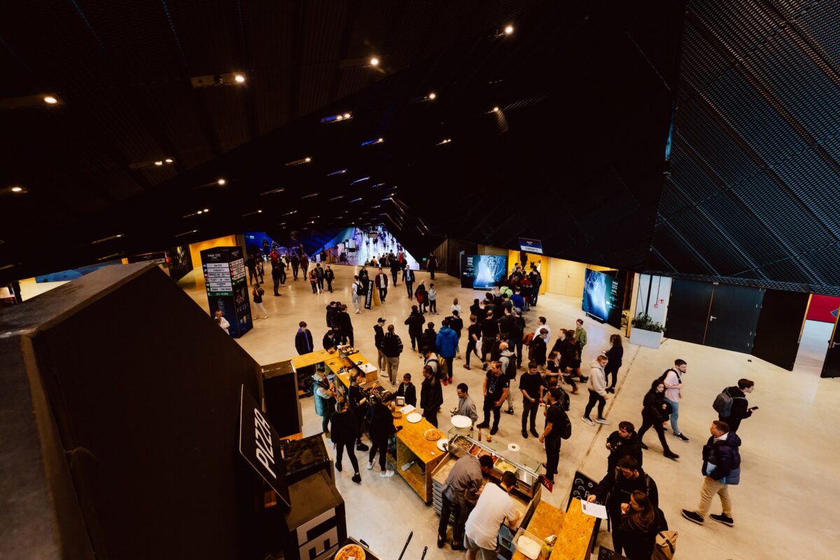 Foyer Międzynarodowego Centrum Kongresowego z góry podczas IEM Katowice 2024
