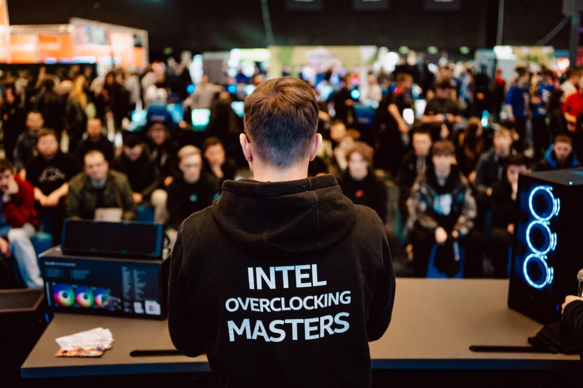 Prowadzący w bluzie Intel Overclocking Masters przed publicznością strefy pokazów, IEM Katowice 2024
