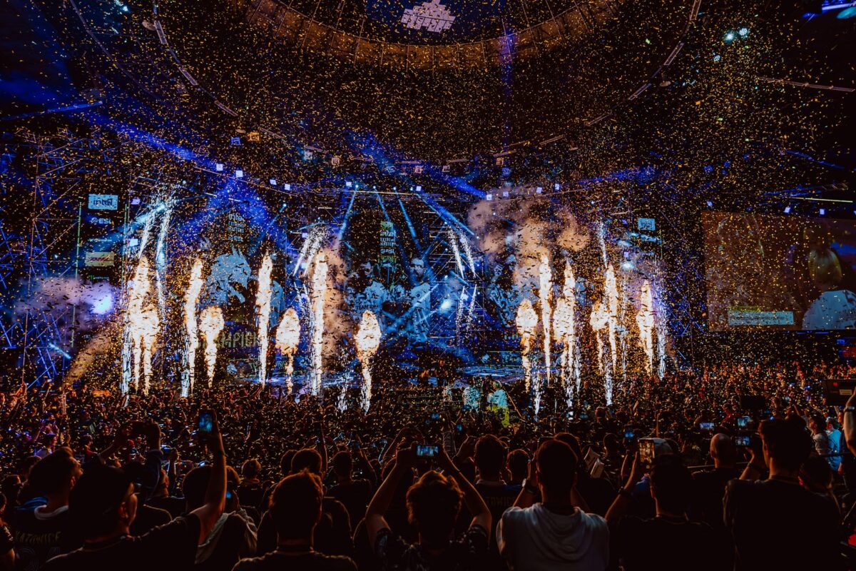 Fontanny iskier i konfetti nad sceną po finale IEM Katowice 2024