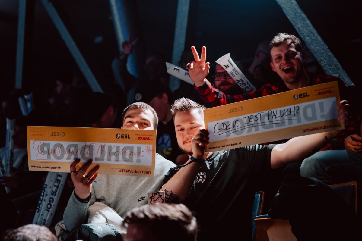 Kibice z transparentami ESL i gestem victorii na trybunach, IEM Katowice 2024