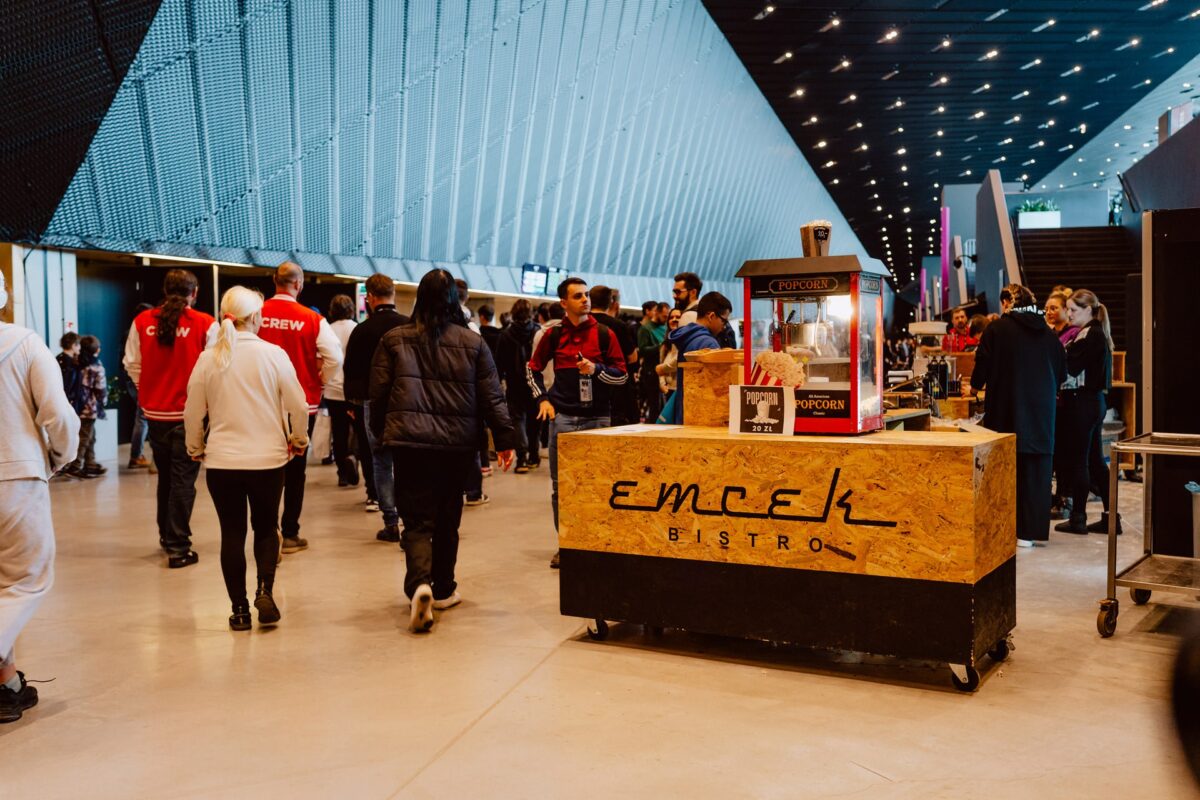 Korytarz Spodka z food truckiem i przechodzącymi kibicami, IEM Katowice 2024