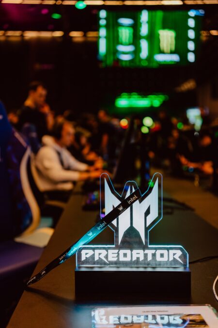 Akrylowe logo Predator na tle rzędów graczy w strefie gamingowej, IEM Katowice 2024