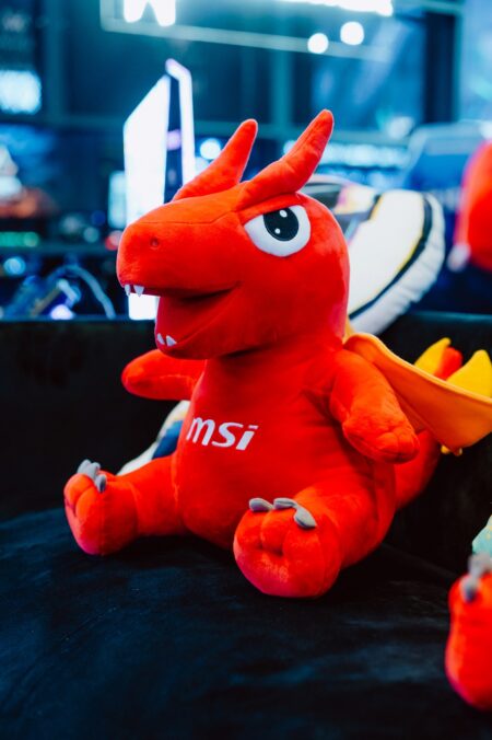 Pluszowy czerwony smok MSI na stoisku wystawcy, IEM Katowice 2024