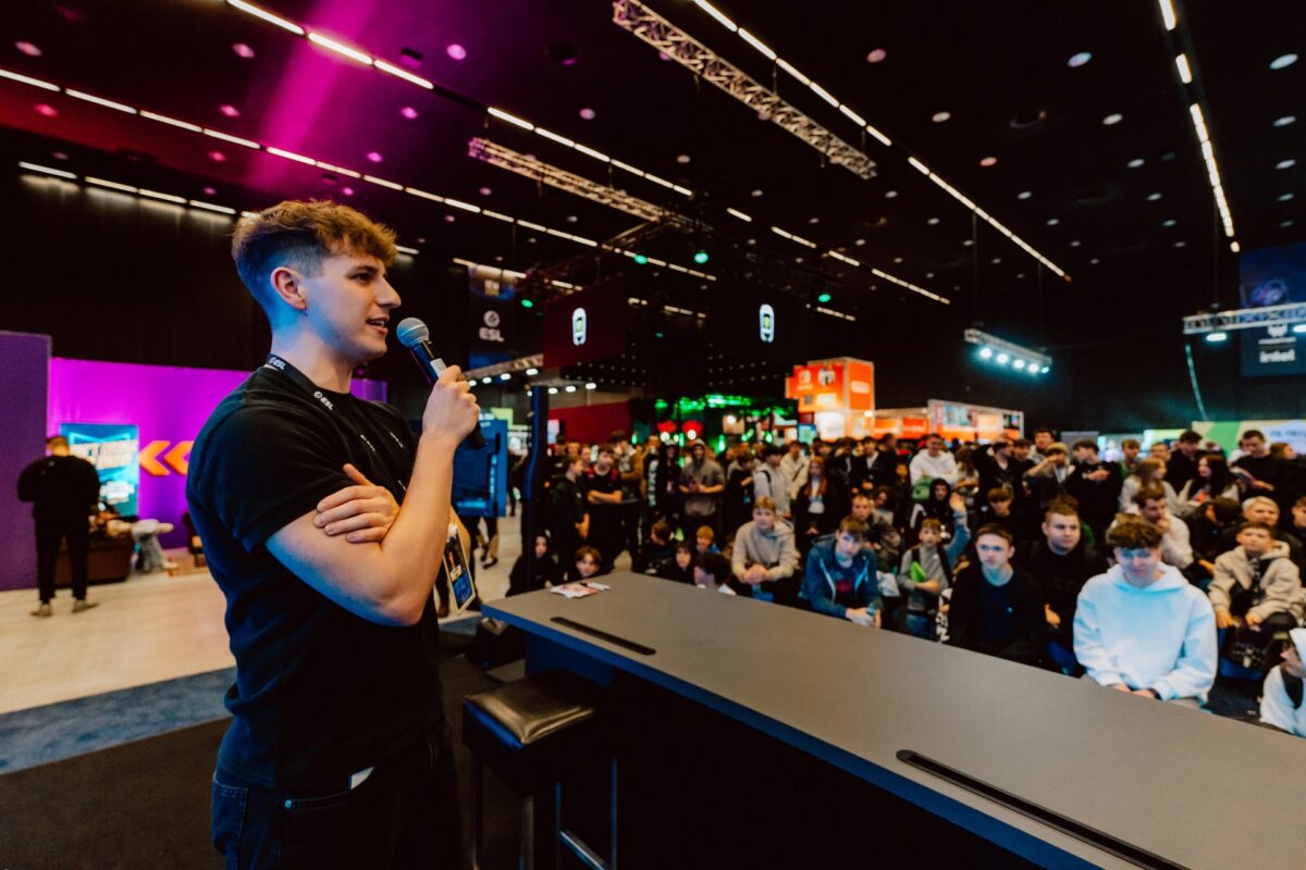 Influencer z mikrofonem na scenie meet & greet przed tłumem fanów, IEM Katowice 2024