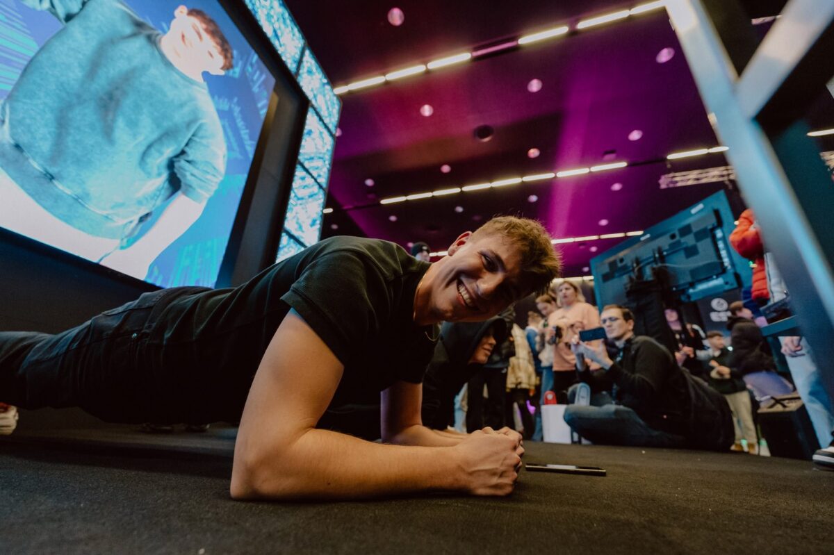 Gość meet & greet w desce na scenie podczas wyzwania z fanami, IEM Katowice 2024